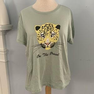 WILDFOX On the Prowl leopard tee shirt in olive green w/ yellow & white cotton